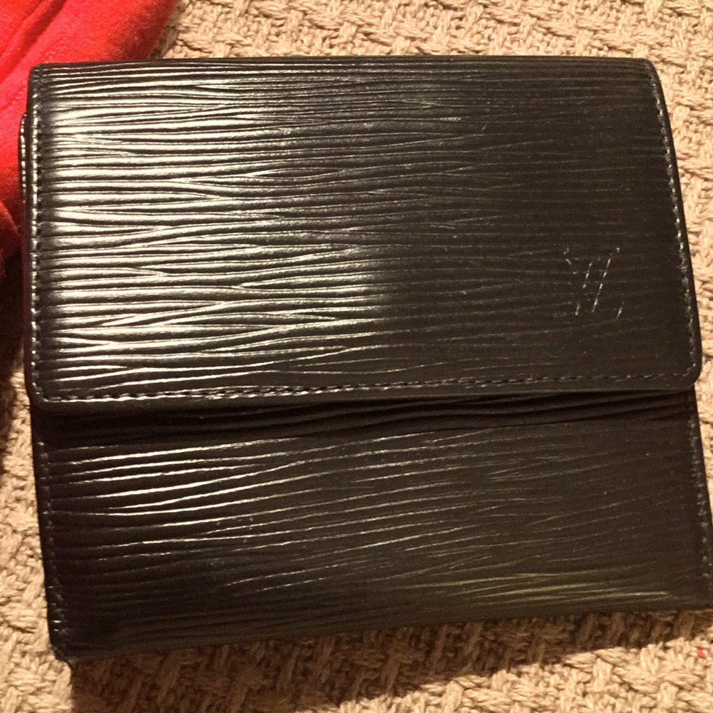 AUTHENTIC LOUIS VUITTON MANS WALLET IN GOOD PRE-LOVED CONDITION. SEE PICTURES.
